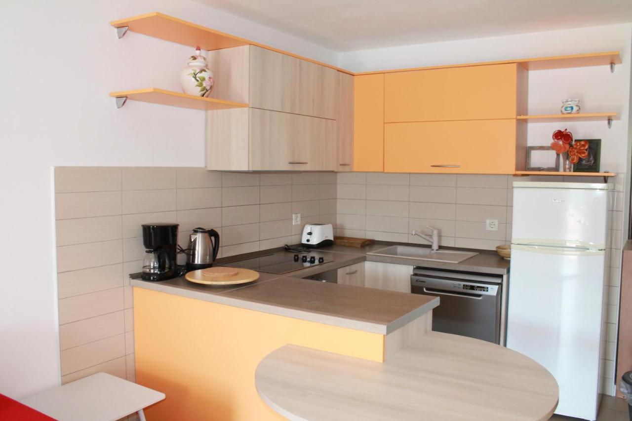 Apartmani Klaudija Valun Exterior photo